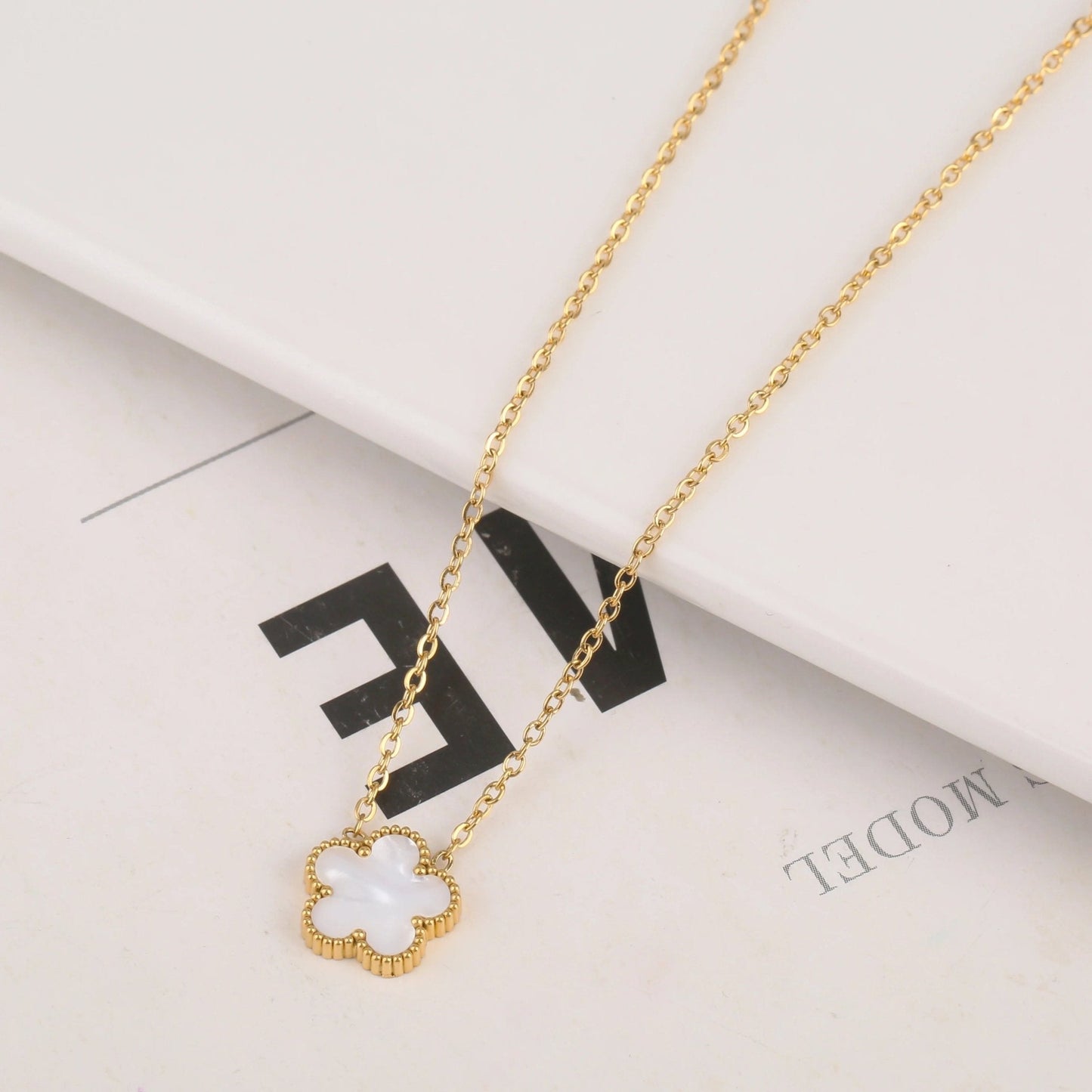 CLOVER | Czerwona łańcuch